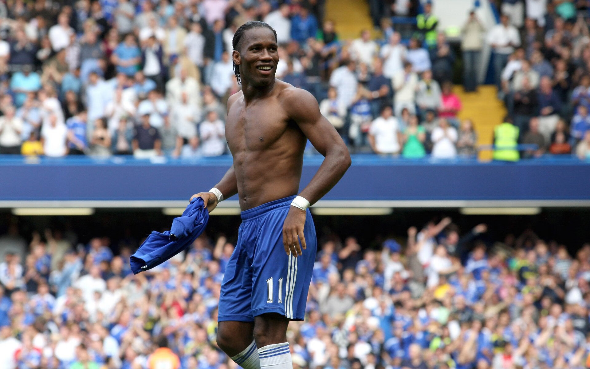 火爆足球对决中球员表现出色，赢得掌声，火爆足球对决中球员表现出色,赢得掌声的是谁